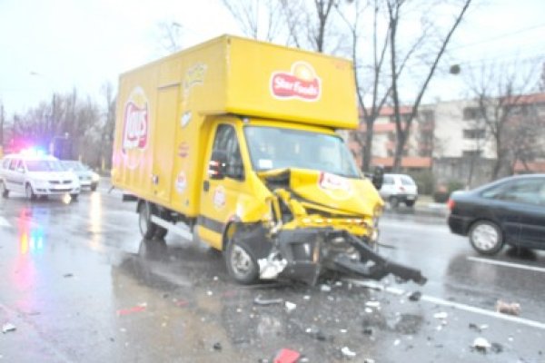 Un Opel s-a făcut praf în Mamaia: şoferiţa, scoasă cu descarcerarea şi internată în stare gravă